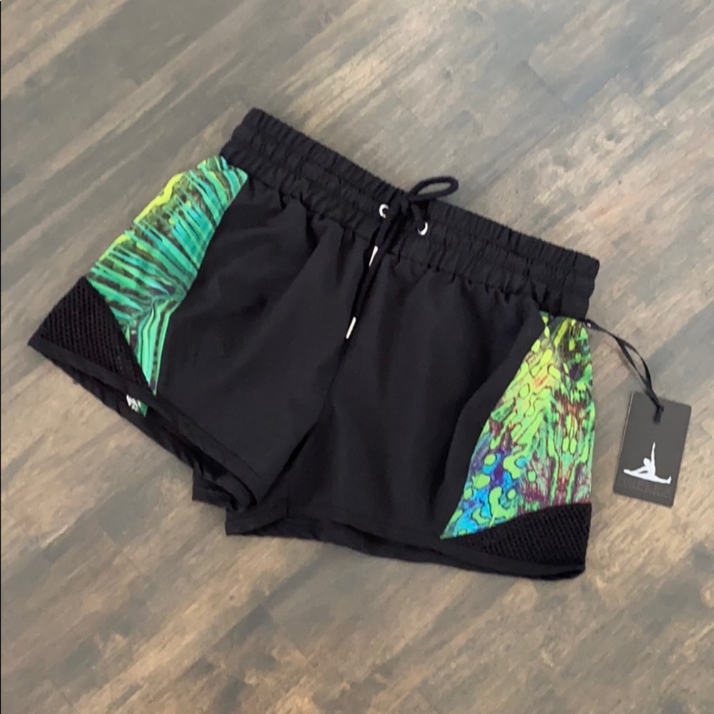 NEW! REFLEX RUN SHORTS - Picture 2 of 8